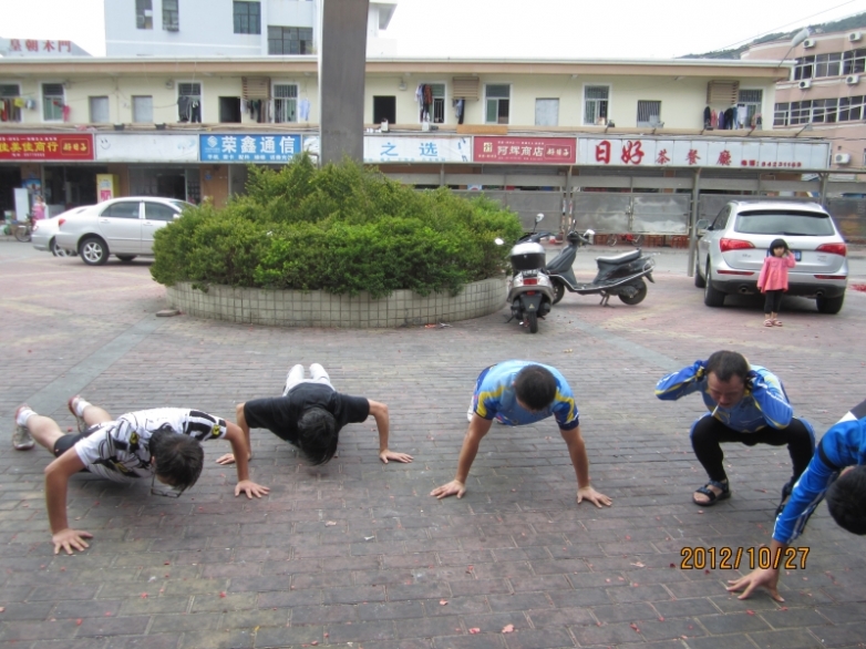 宝安队迟到一个半小时，罚20个俯卧撑.JPG