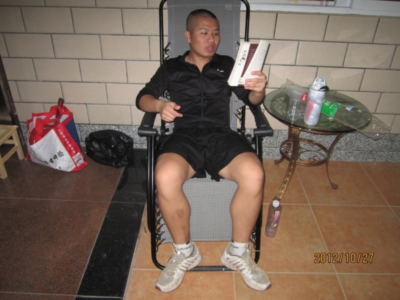 和尚爱读书.JPG