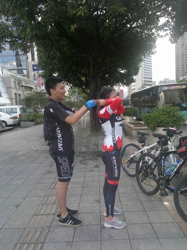 出发前整理辫子.jpg