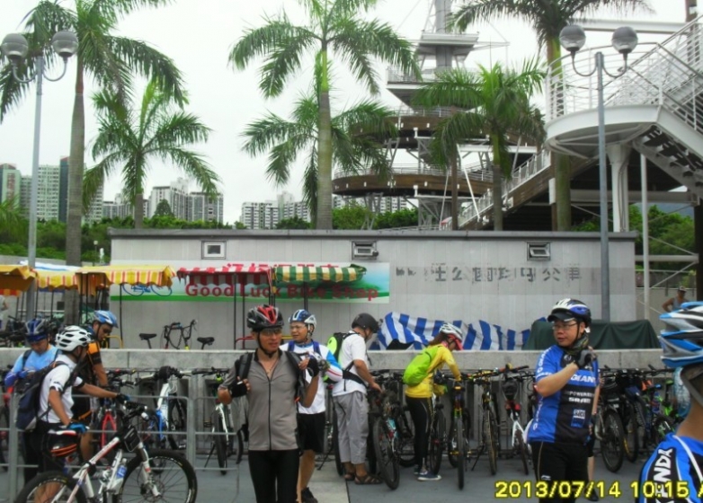 单车靠边.jpg