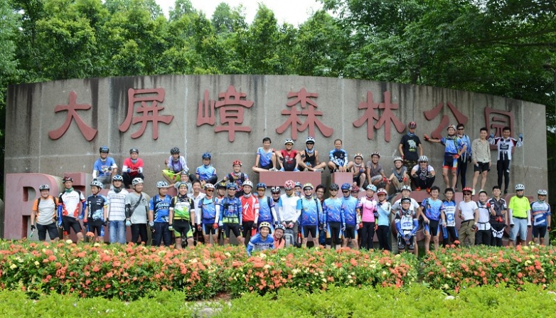 趁领队找饭店去了，大家又都爬上去了，下次记得文明点，哈哈，一群骚动的心