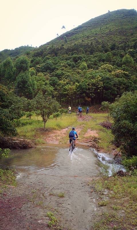 越野路段，没有山地车和头盔拒绝参加