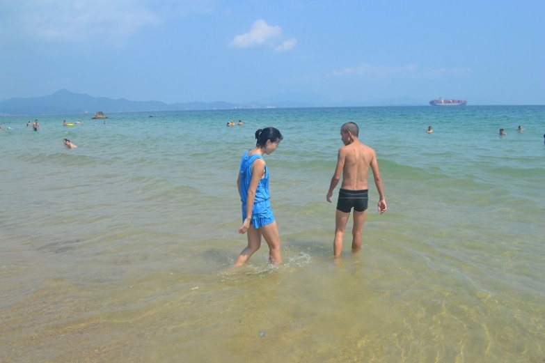 吴军领着酱油姐，就这样走向了大海的深处