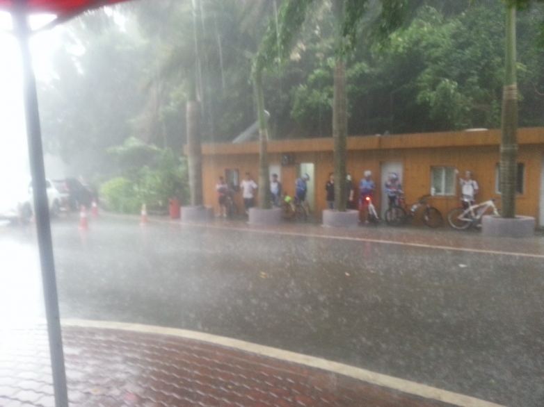 盘山公路下坡途中暴雨