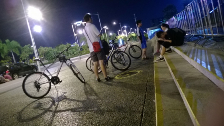在大运偶遇的一家4口共同骑行，好温馨
