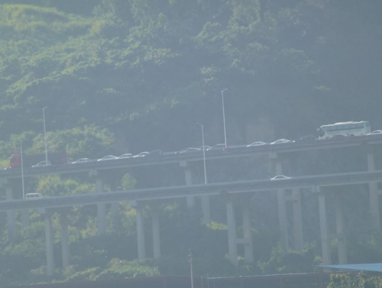 看到远处塞住的高速公路，我们感叹还是我们选择骑行比较理智...