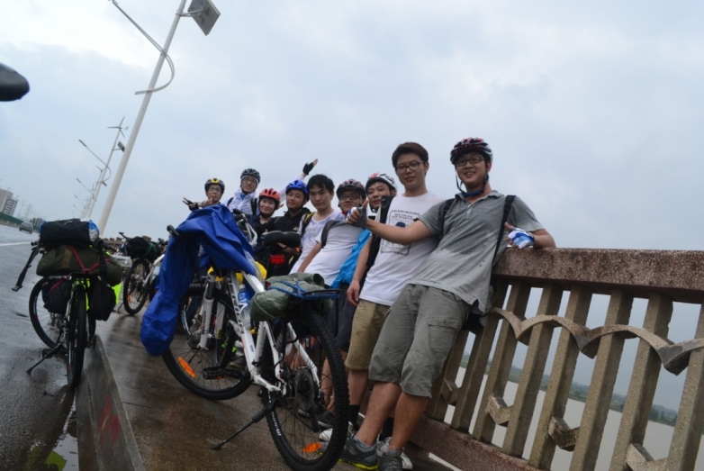 下雨骑行经过南渡沙大桥