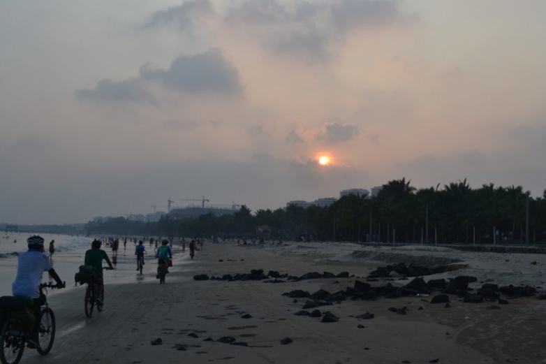 夕阳下的沙滩骑行