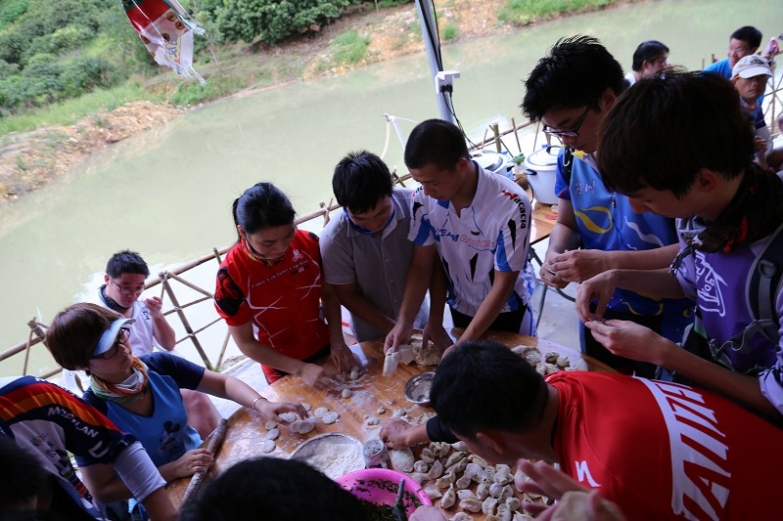举国同庆，包饺子