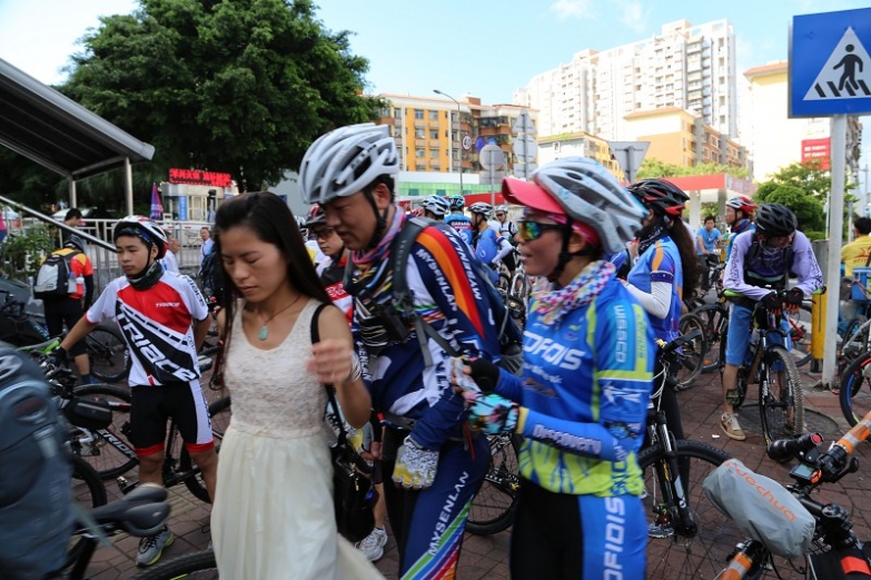 看看蚂蚁，在干什么，为什么美女眼镜都闭上了