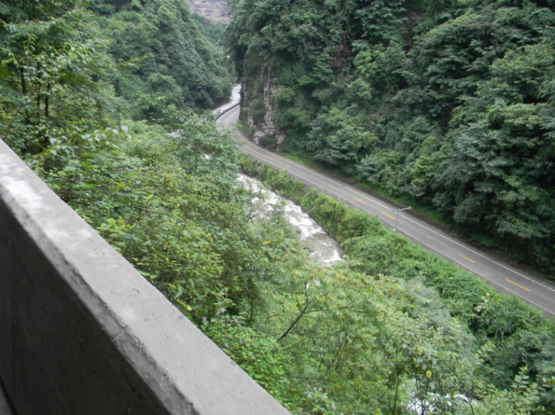 山势开始险峻，可以和梧桐山媲美了。