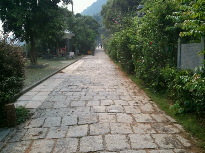 让人蛋碎的石板路