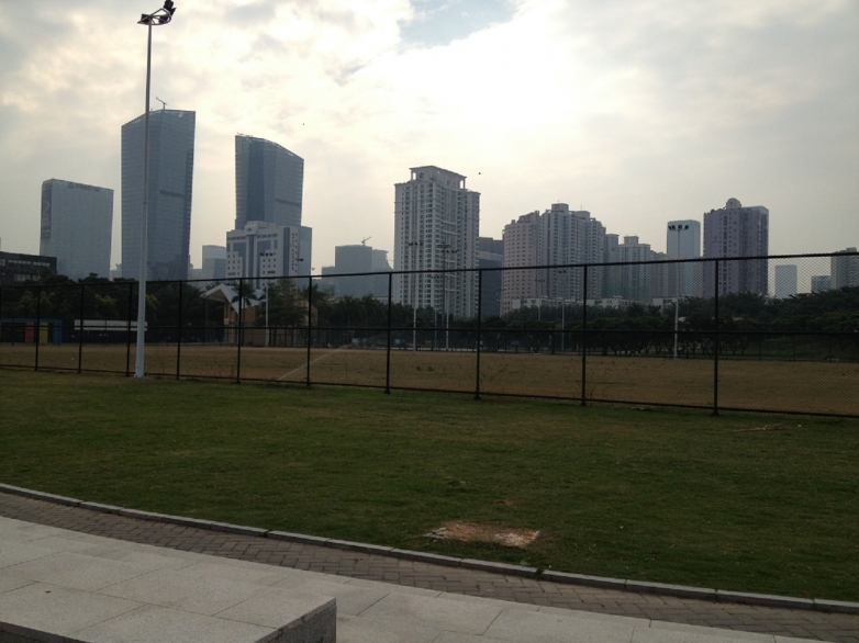 公园里面的足球场，还有篮球场和网球场，没有照