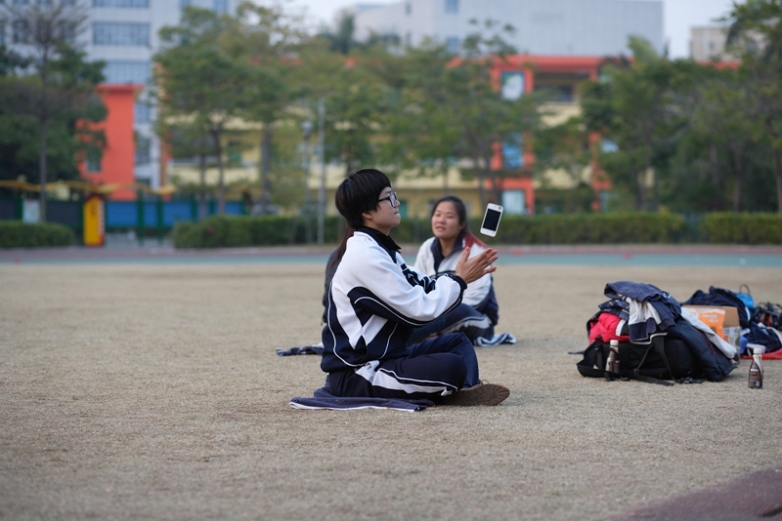 换完校服的麦子，玩耍起来是那么纯真、可爱····