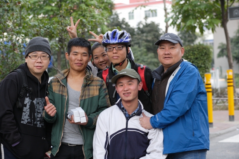 感谢“灰太狼”骑友远道而来，只为了将奖品送到会场