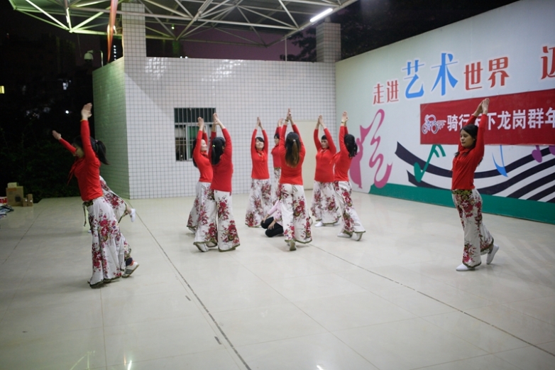 骑友小强Y头以及她的朋友们带来的舞蹈表演