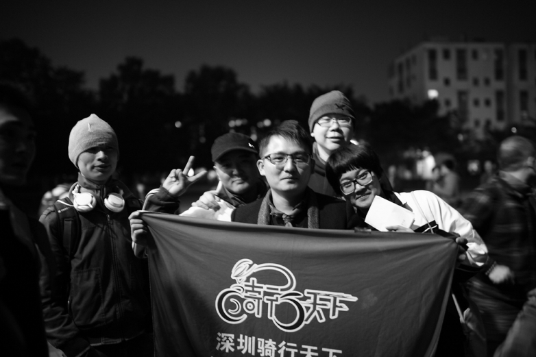 陈陈、伯丞、肥肥、麦子童鞋年会开始前的合照，让我们骑行天下的旗帜无处不在