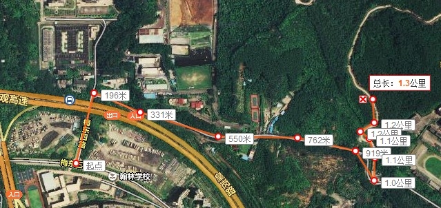 翰林学校对面就是进去的路．