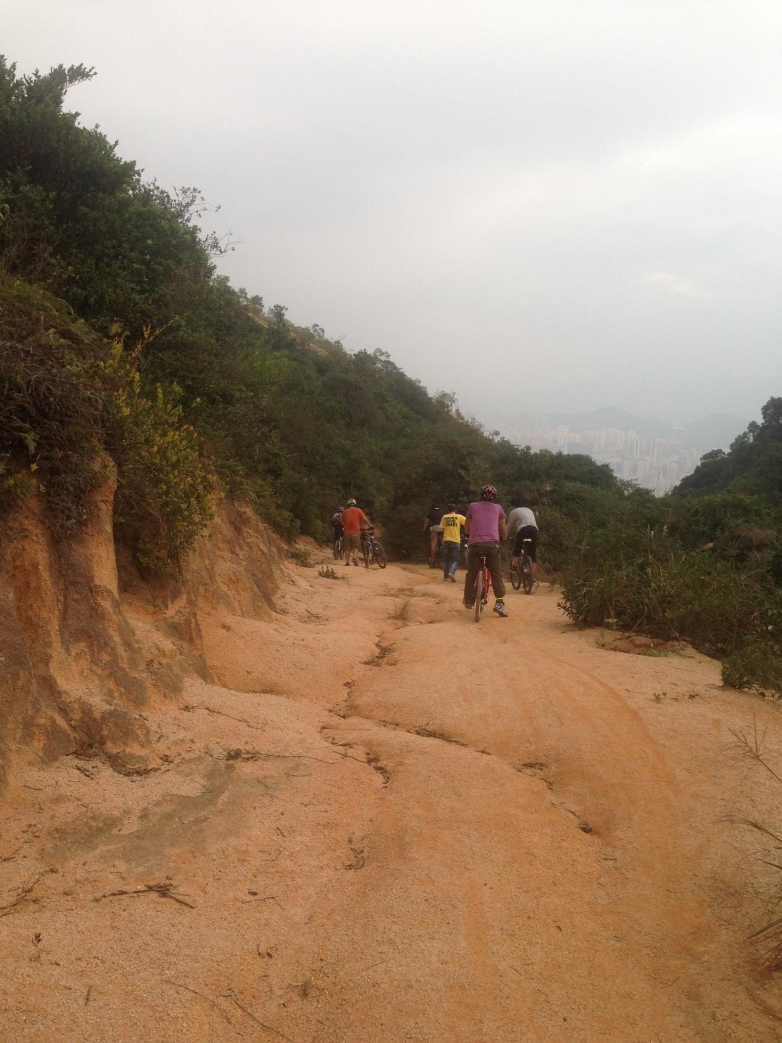 土路下山