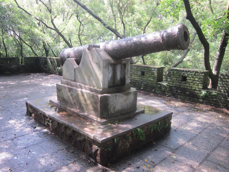 20左炮台-古炮.JPG