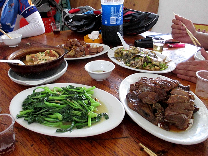 很美味很绿色的午餐，大家都吃的很饱，休整半小时才继续赶路.jpg