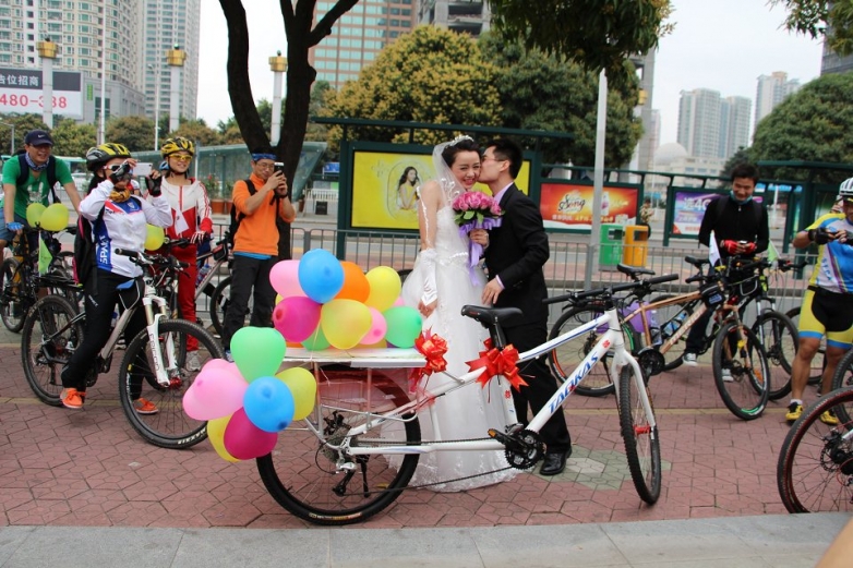 新人与婚车