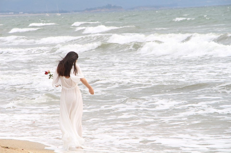 白衣女子要跳海，被我们发现