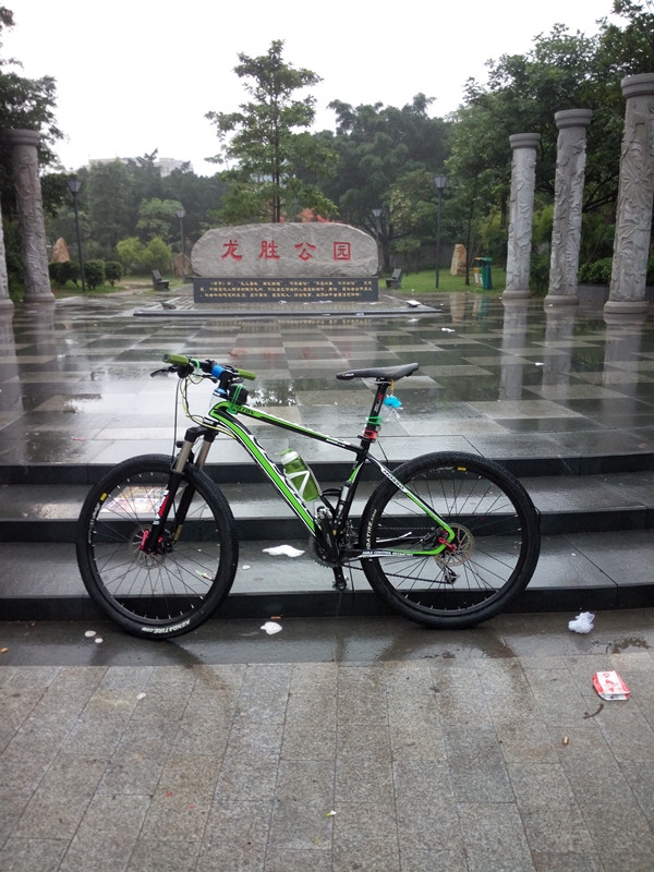 早上起床看到天下雨，雨停了出车，我在这里等小伙伴们！