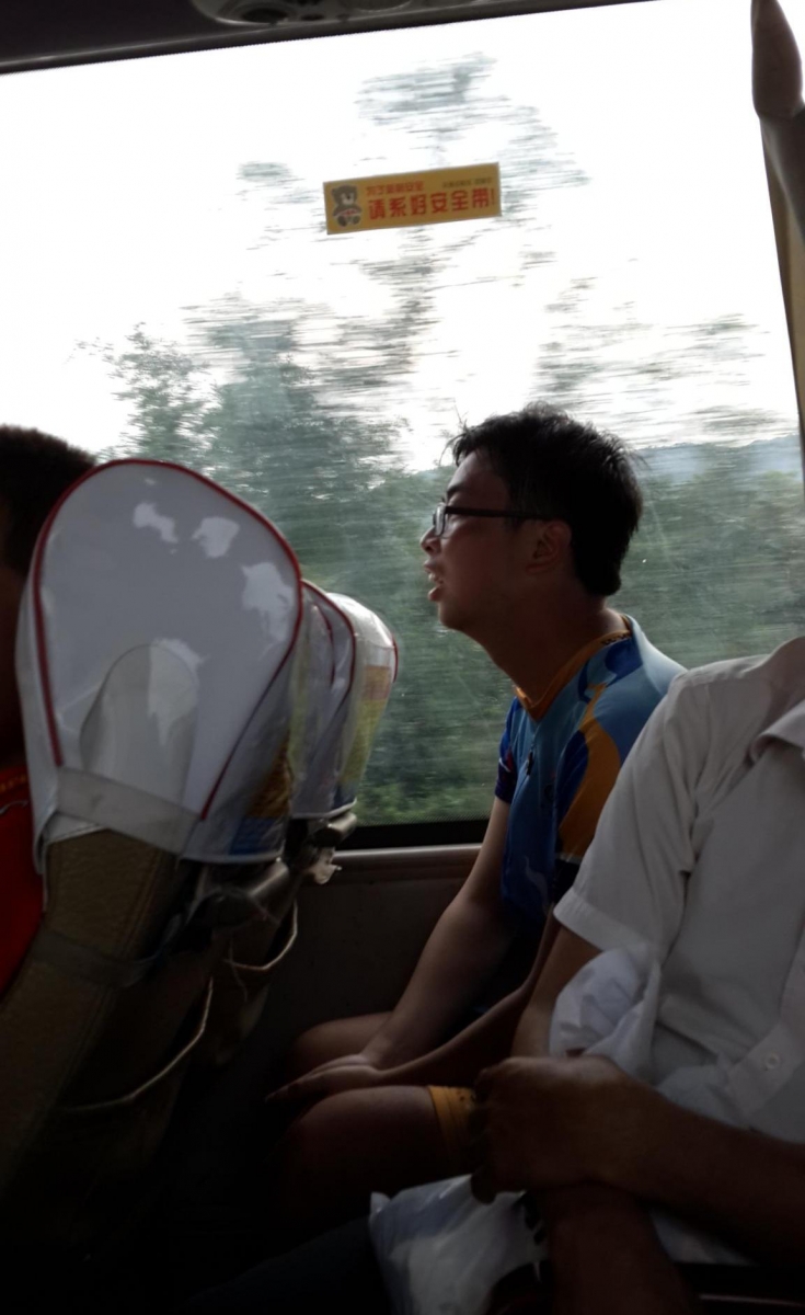 舒适的冷气大巴!