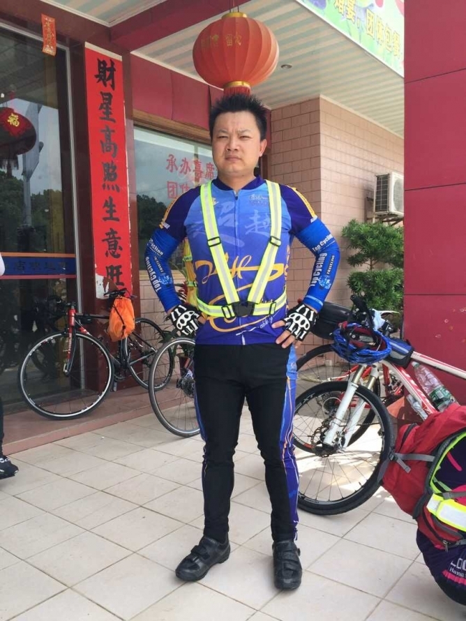 瘦了一圈