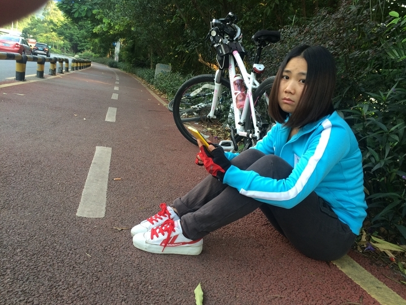 盘山公路入口，骑不动了，坐地上不肯动了