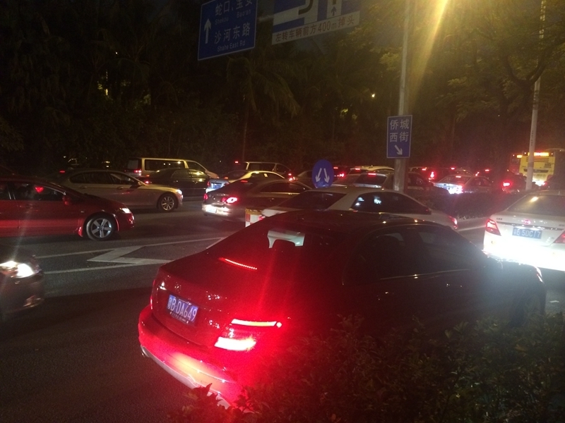 众鬼把车逼停了