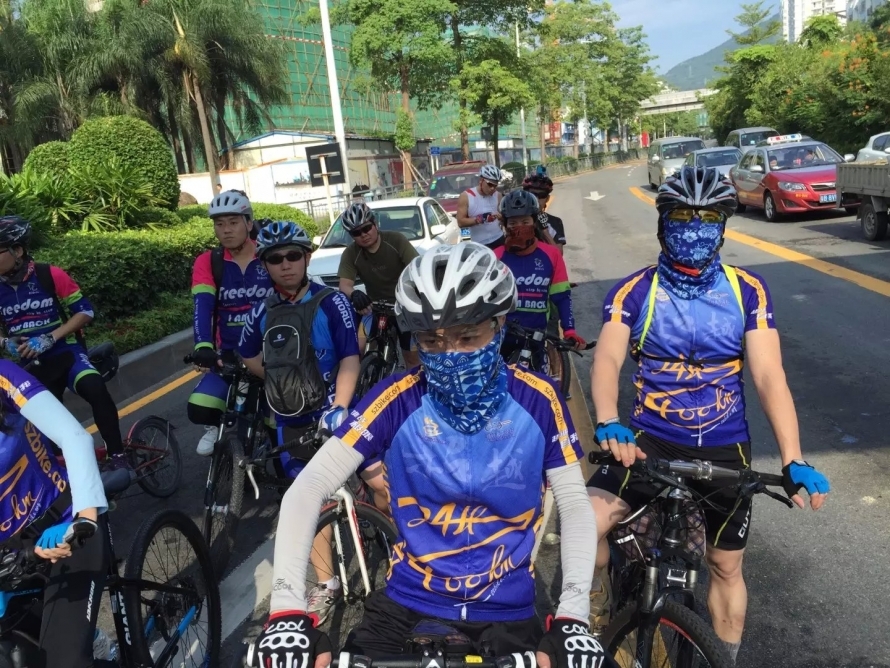 伯公坳偶遇罗湖车友涅槃0755。大家同骑到盐田。兴奋ING。。。