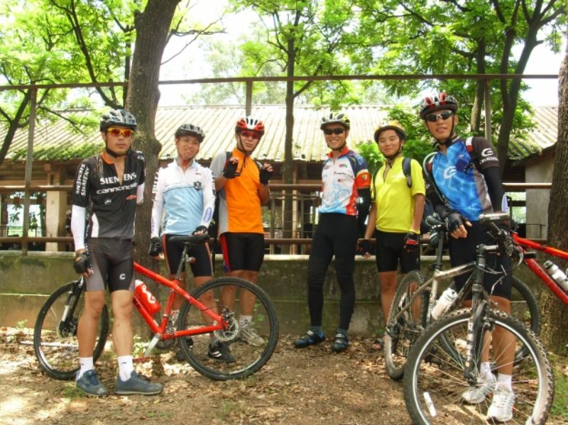 车友参观奶牛场