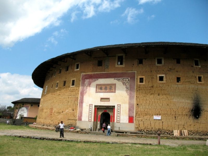 这是最大的一座圆形土楼，叫承启楼，当地人也叫它土楼王
