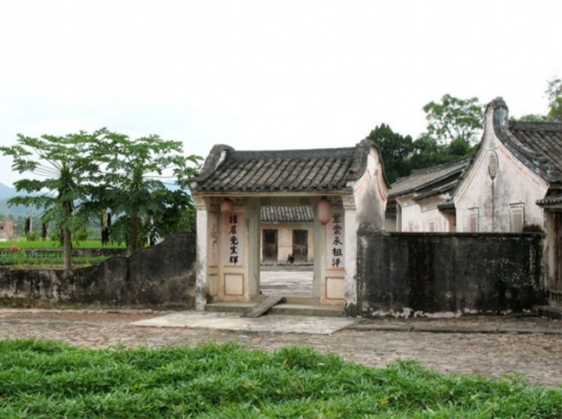 联芳楼旁边的一处农家小院，门前有树有小狗，有味道