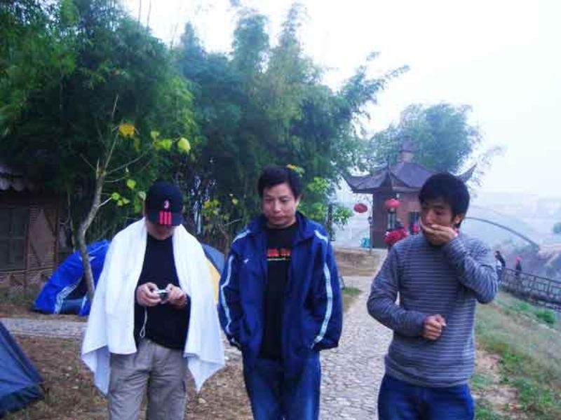 三个懒人一边看着也不知道帮忙